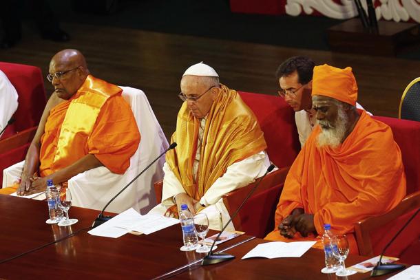 sincretismo religioso: il papa tra il buddista e l'indu