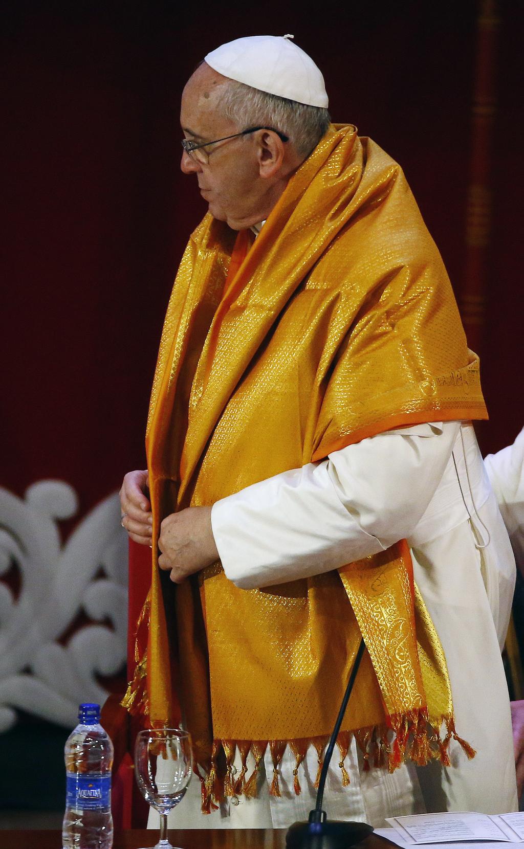 il papa vestito da indù