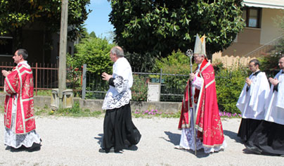 Il Vescovo va a benedire il Priorato