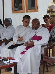 Padre Couture con l'arcivescovo di Colombo