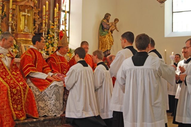 Accolito - Il Vescovo presenta le ampolline agli ordinandi