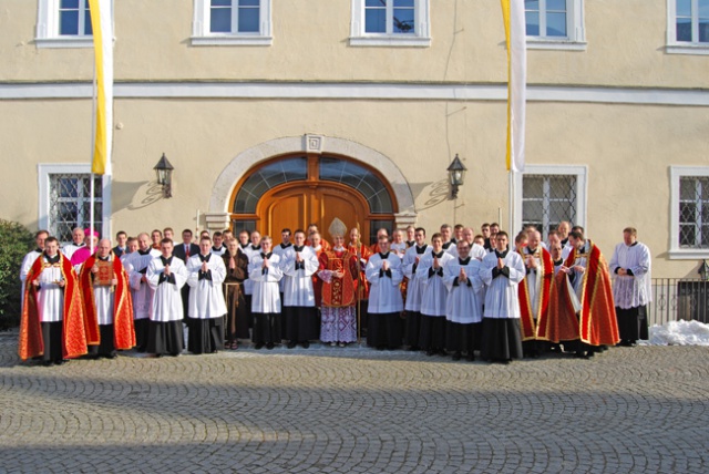 Monsignor Tissier de Mallerais e gli nuovi ordinati