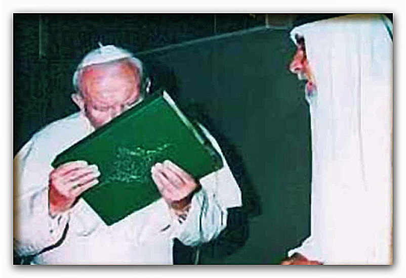 Giovanni Paolo II bacia il Corano