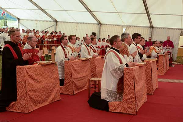 I novelli sacerdoti, assistiti da sacerdoti più esperti, seguono in modo rituale la S. Messa dal Messale, dall'Offertorio alla Benedizione finale