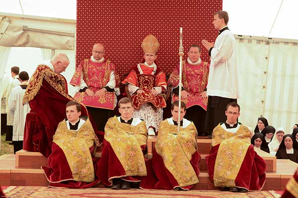 Il Trono dopo la comunione: il Vescovo assiso tra i due diaconi d'onore, a sinistra il prete assistente, a destra il capo cerimoniere, davanti i quattro pivialisti.