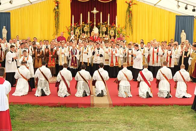 panoramica dell'ordinazine, vescovi e sacerdoti in presbiterio