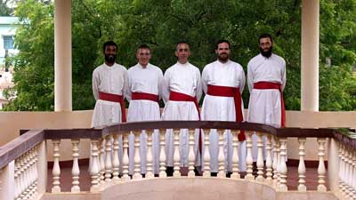 Padre Couture (centro) e i sacerdoti dell'India