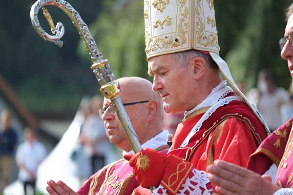 mons. Bernard Fellay, il celebrante