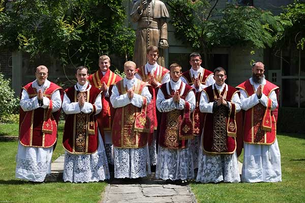 i sette novelli sacerdoti della fraternità e i due dei capuccini