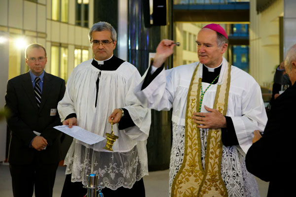 mons. Fellay benedice il presepe nel parlamento europeo