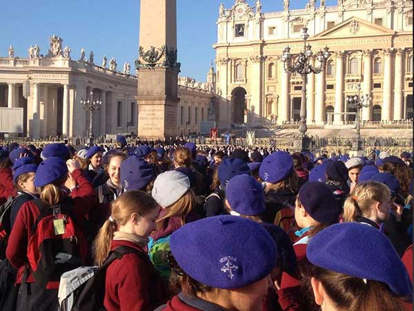 le studentesse delle domenicane, con i loro capellini viola, in piazza san pietro
