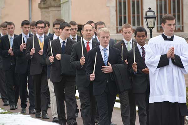 ingresso dei seminaristi ancora in abiti borghesi