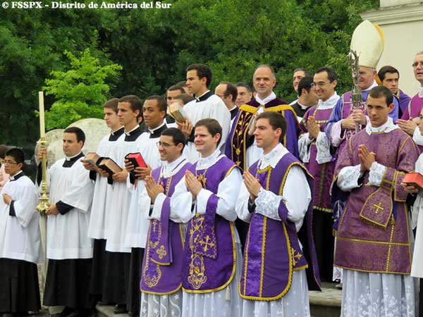 Foto di gruppo: mons. Fellay; don Davide, rettore; gli ordinati sacerdoti e diacono