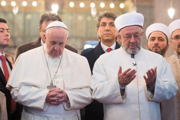 papa prega in moschea con l'imam