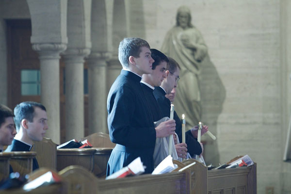 Winona i seminaristi in piedi sono chiamati per la tonsura