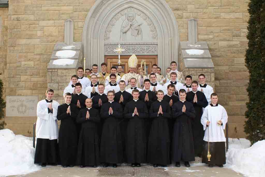 foto di gruppo a fine cerimonia: i seminaristi in talare