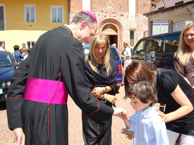Mons. Tissier riceve l'omaggio dei bambini