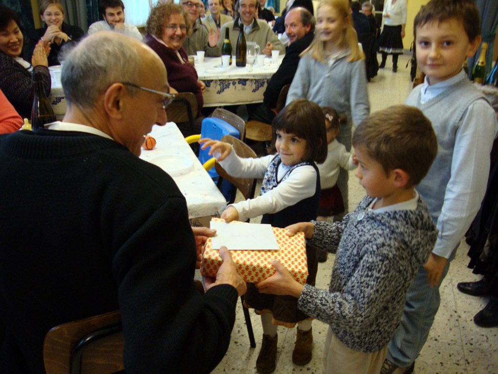 I bambini portano il regalo