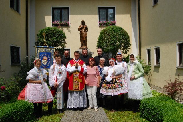 Il novello sacerdote ceco con sua famiglia