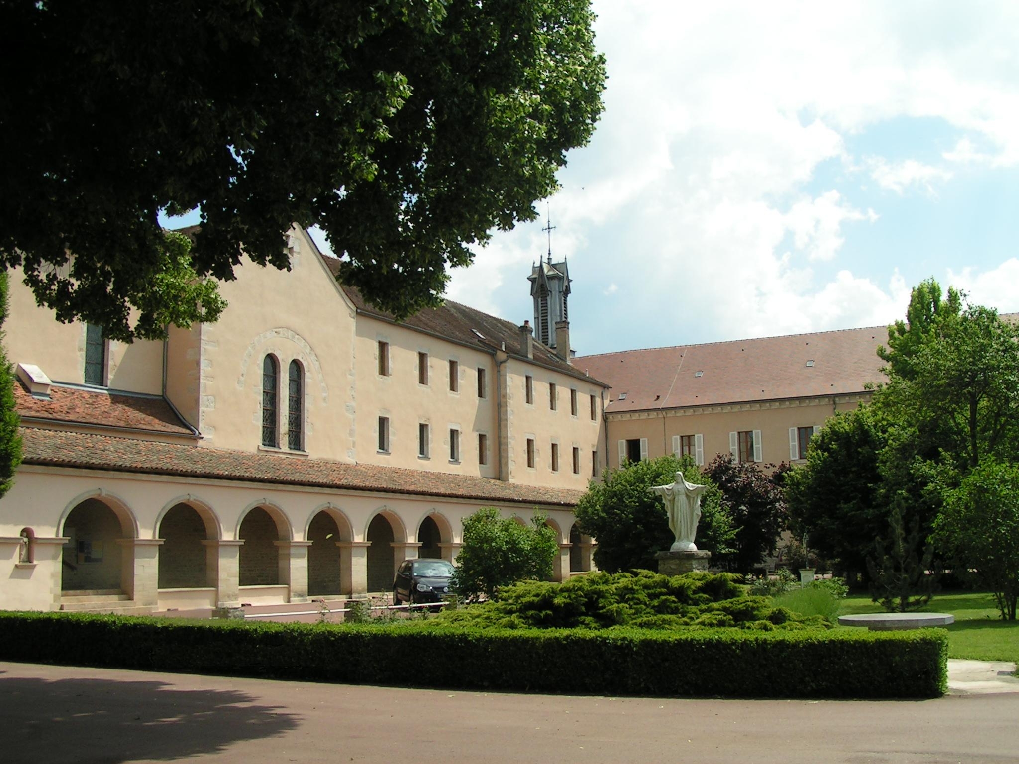 chiostro del seminario di Flavigny