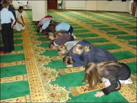 Giovani cattolici imparando a pregare come i musulmani