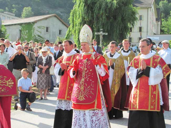 Mons. Fellay con don Nély e don Baudot