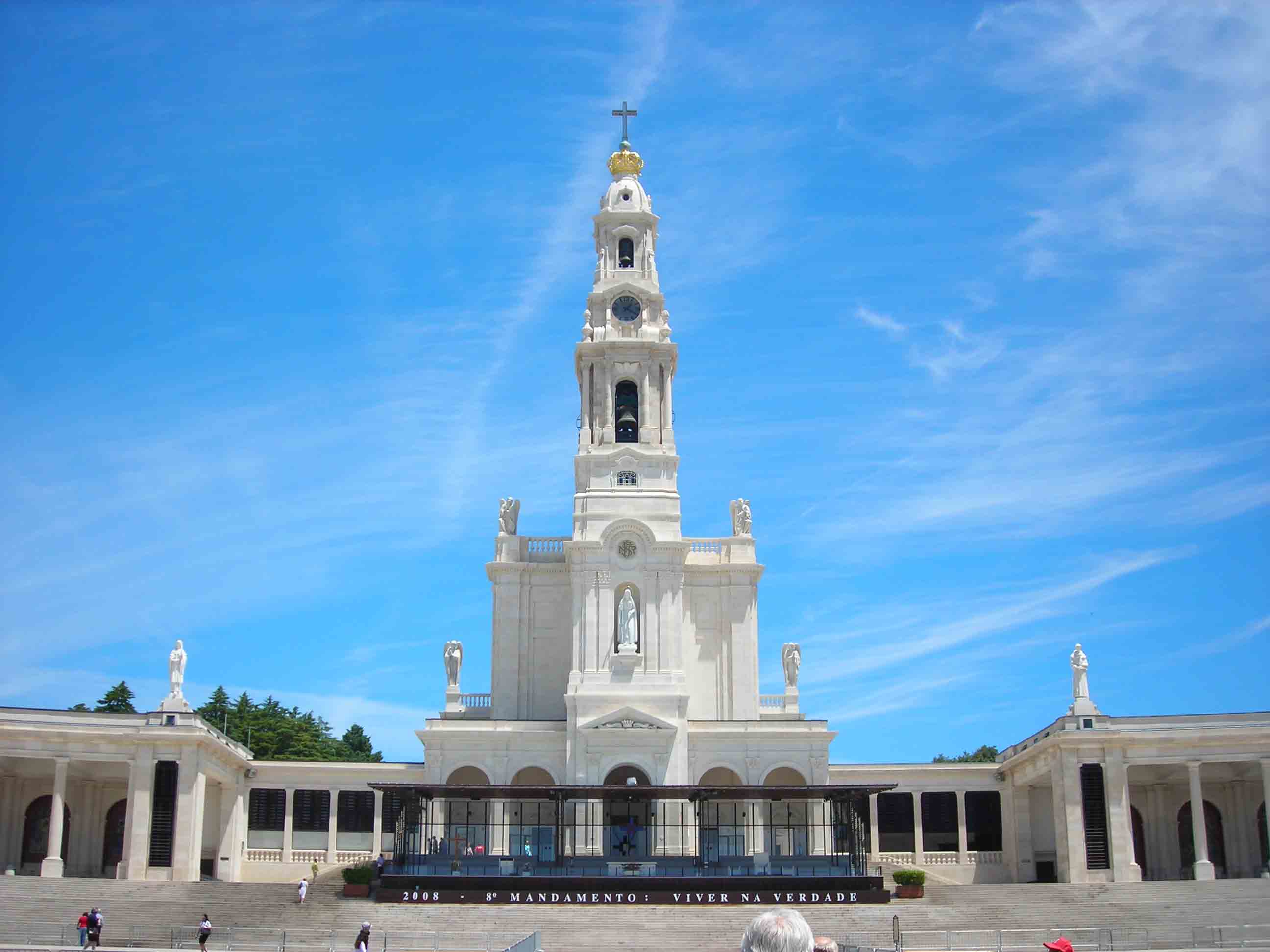 Cortile e facciata del santuario di Fatima; un caro saluto al dottor Marco Bongi