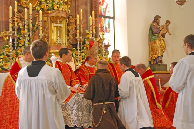 Ostiario - Il Vescovo presenta la chiave agli ordinandi