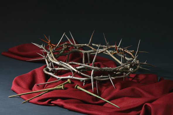 corona di spine insanguinata sul mantello con i chiodi della crocifissione