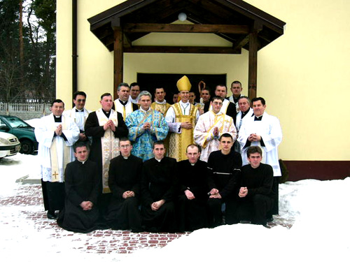 Mons. Tissier con sacerdoti della Fraternità San Josafat