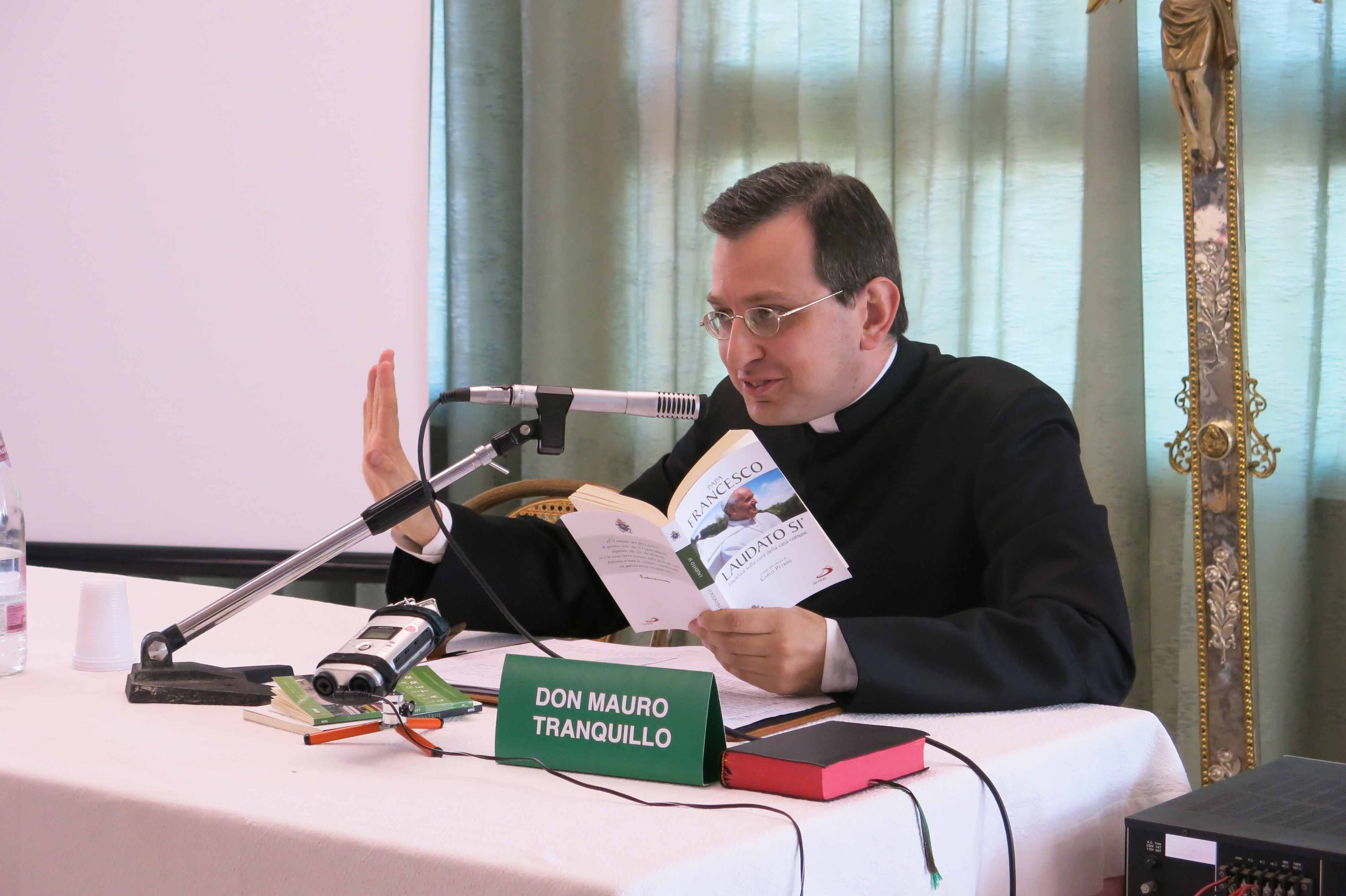 don Mauro Tranquillo in una fase culminante della sua conferenza