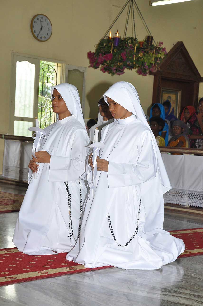 le due novizie rirestite dell'abito religioso