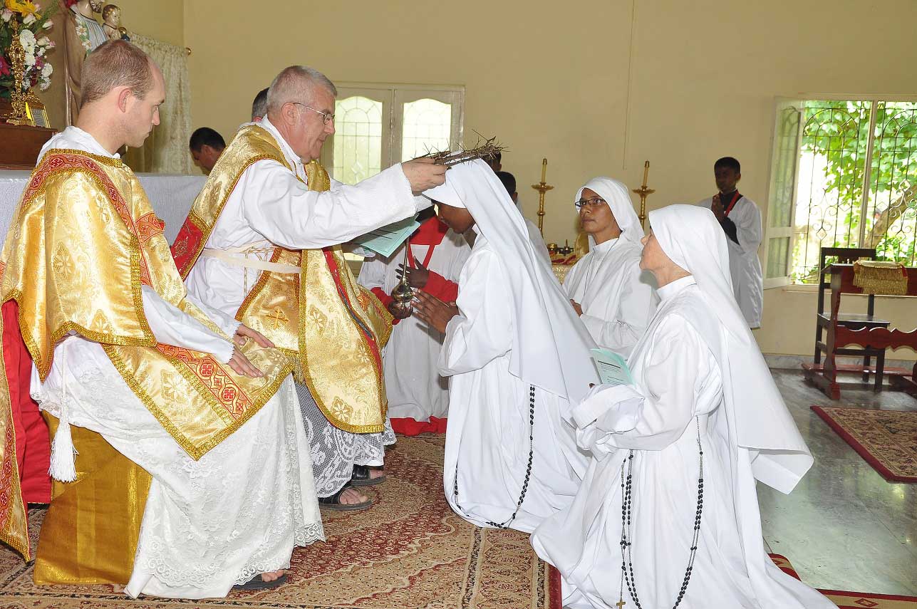 le novizie vestita da suore ricevono la corona di spine