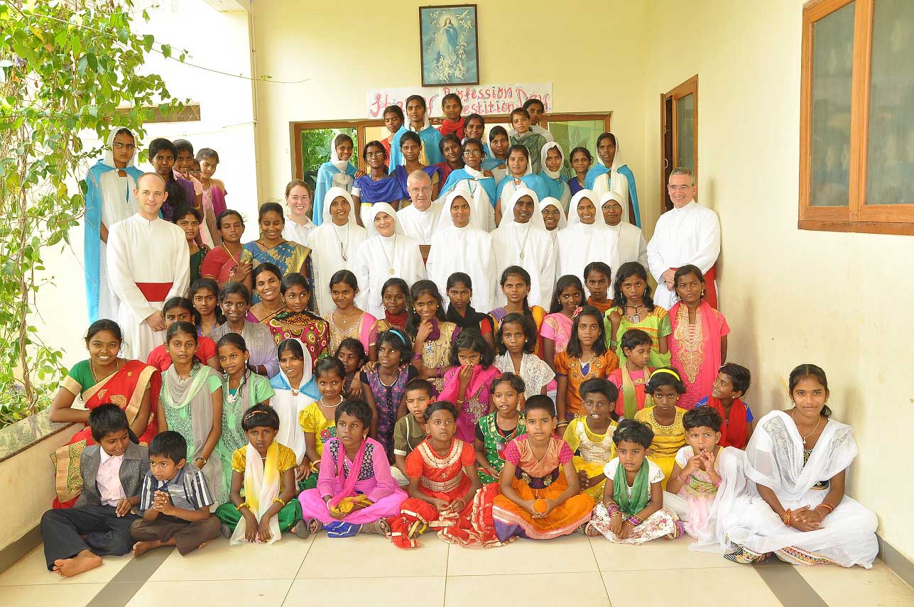 foto di gruppo con i sacerdoti, le suore, le noe professe e novizie, le bimne e ragazze della casa