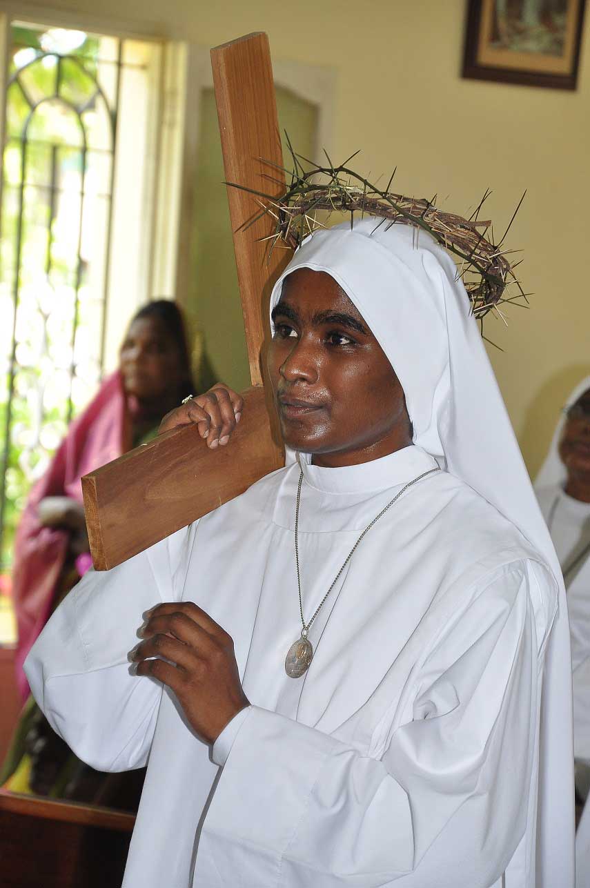 la neo professa porta la croce di Cristo