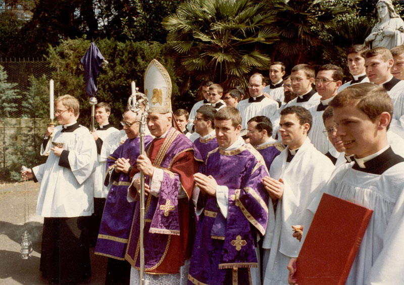 Messa pontificale ad Albano. A sinistra di Mons. Lefebvre: don Emanuele