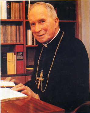 mons. Lefebvre nel suo studio