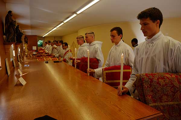 gli ordinandi in sacrestia: in primo piano i diaconi