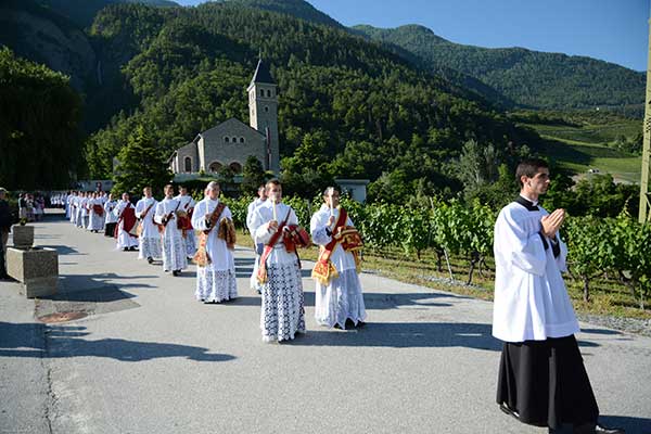 Gli ordinandi sacerdoti e la collina di Ecône