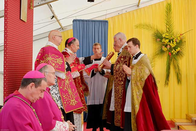 Il celebrante mons. Tissier de Mallerais, i diaconi d'onore, il prete assistente, pivialisti, cerimoniere; in primo piano mons. Fellay e mons. De Gallareta