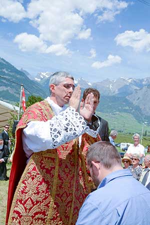 I primi frutti dell'ordinazione: grazie di benedizioni elargite ai fedeli