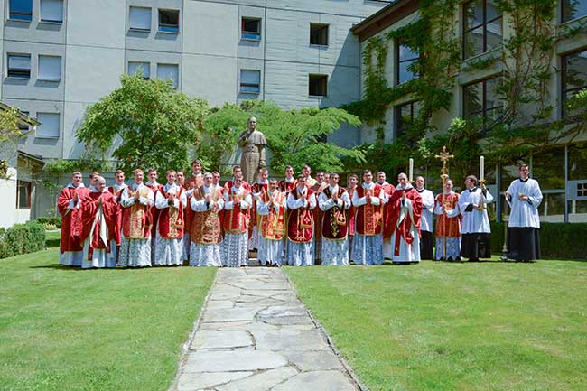 La foto di gruppo davanti alla statua di San Pio X