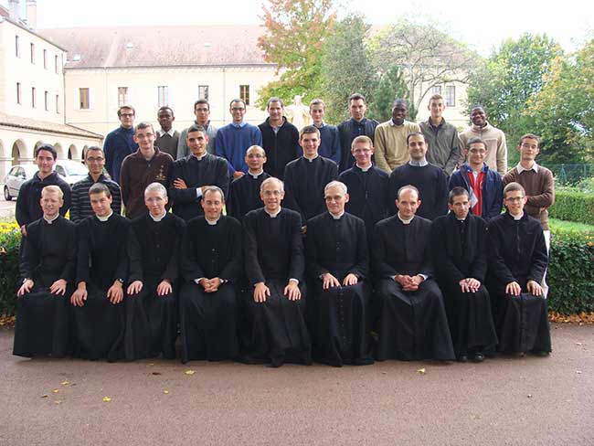 foto di gruppo con tutti: formatori preti, frati residenti, novizi, postulanti e seminaristi