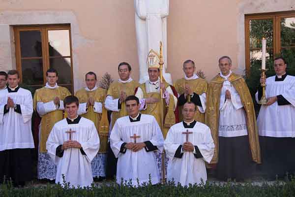 foto di gruppo con i celebranti, inservienti, novizi