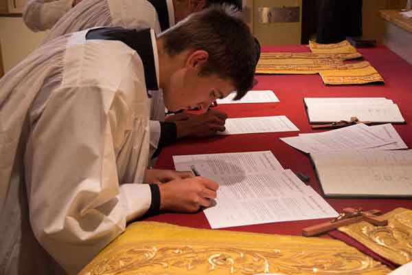 giovane novizio firma il documento di ingaggio e i voti